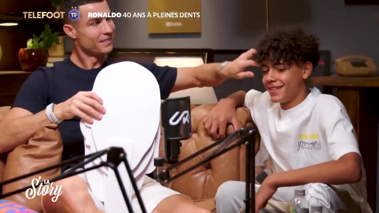 金年会体育C罗&迷你罗父子同台‼️40岁C罗：我很想和我14岁的儿子一起踢球