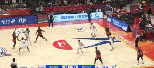 jinnianhui金年会闪转腾挪!克里斯大幅转身晃开防守 面对空篮轻松打中