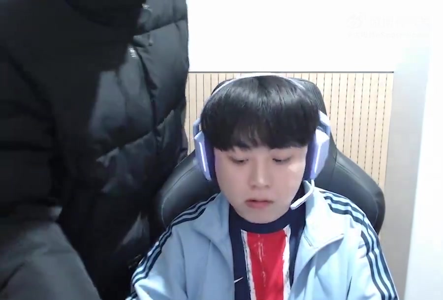 jinnianhui金年会谁直播做的过你呀！Showmaker因上次点外卖被Lucid和BeryL争抢 决定锁门来应对Gank的队友