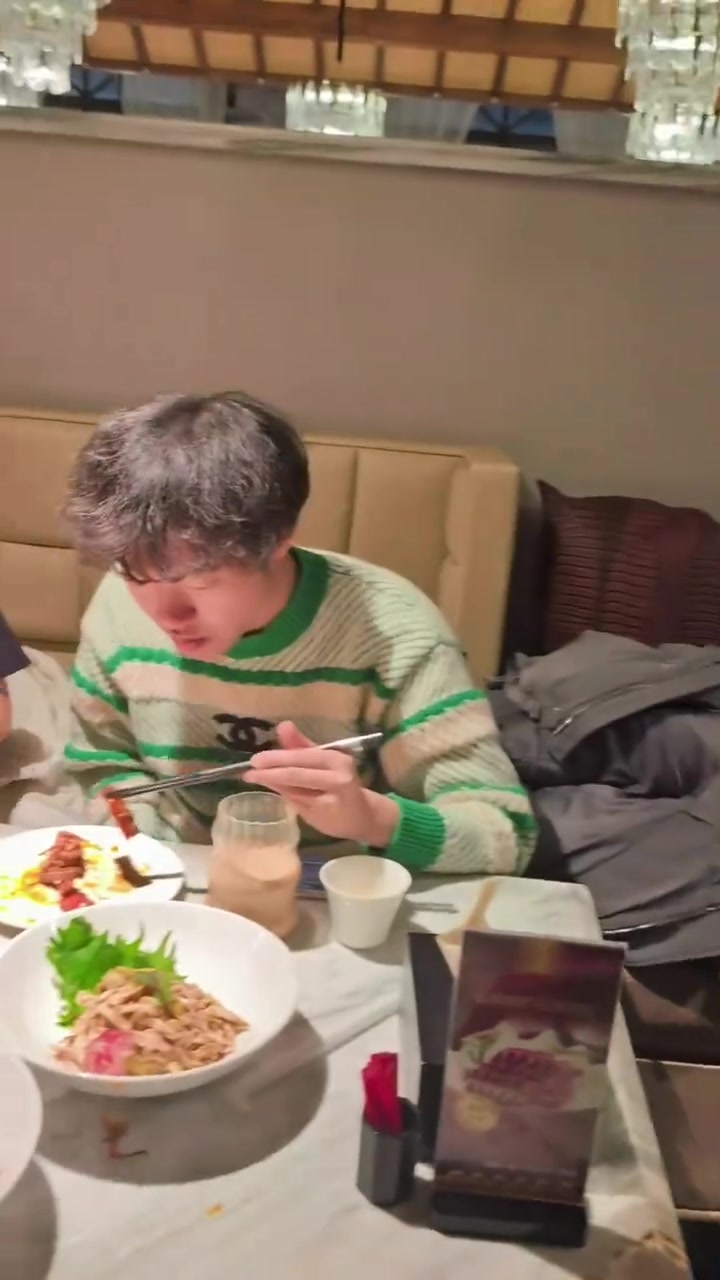 金年会体育BLG分享赛后聚餐视频：大家吃饱喝足，好好休息