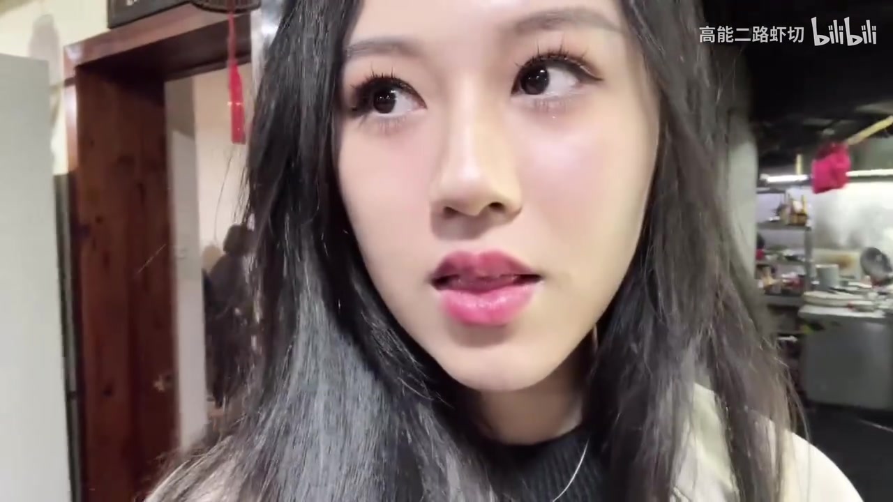 金年会金字招牌诚信至上解说Suki户外直播被男顾客呵斥别拍到他吓懵，又被疯狂注视