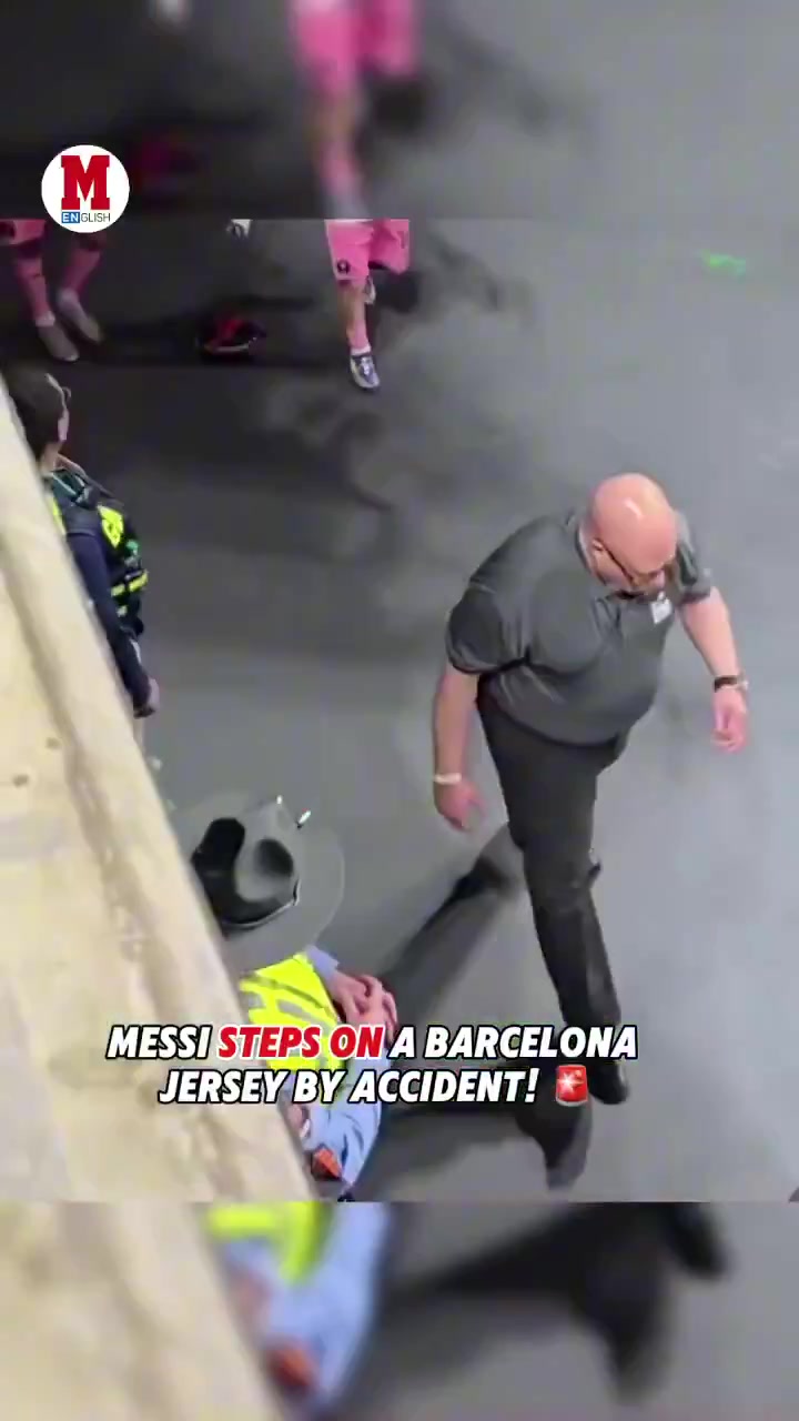 金年会金字招牌信誉至上马卡：球迷想吸引梅西注意扔下巴萨球衣，梅西不小心踩到😮