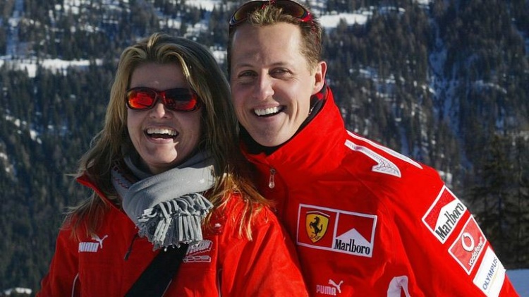 金年会金字招牌信誉至上邮报：妻子帮助舒马赫在赛车头盔上签名，用于斯图尔特的慈善拍卖