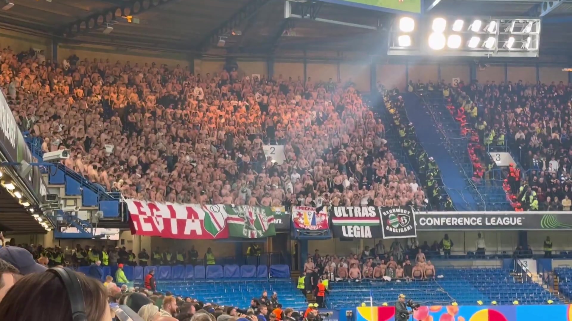 金年会战斗民族😨华沙莱吉亚球迷全员光膀子庆祝，这画面太震撼