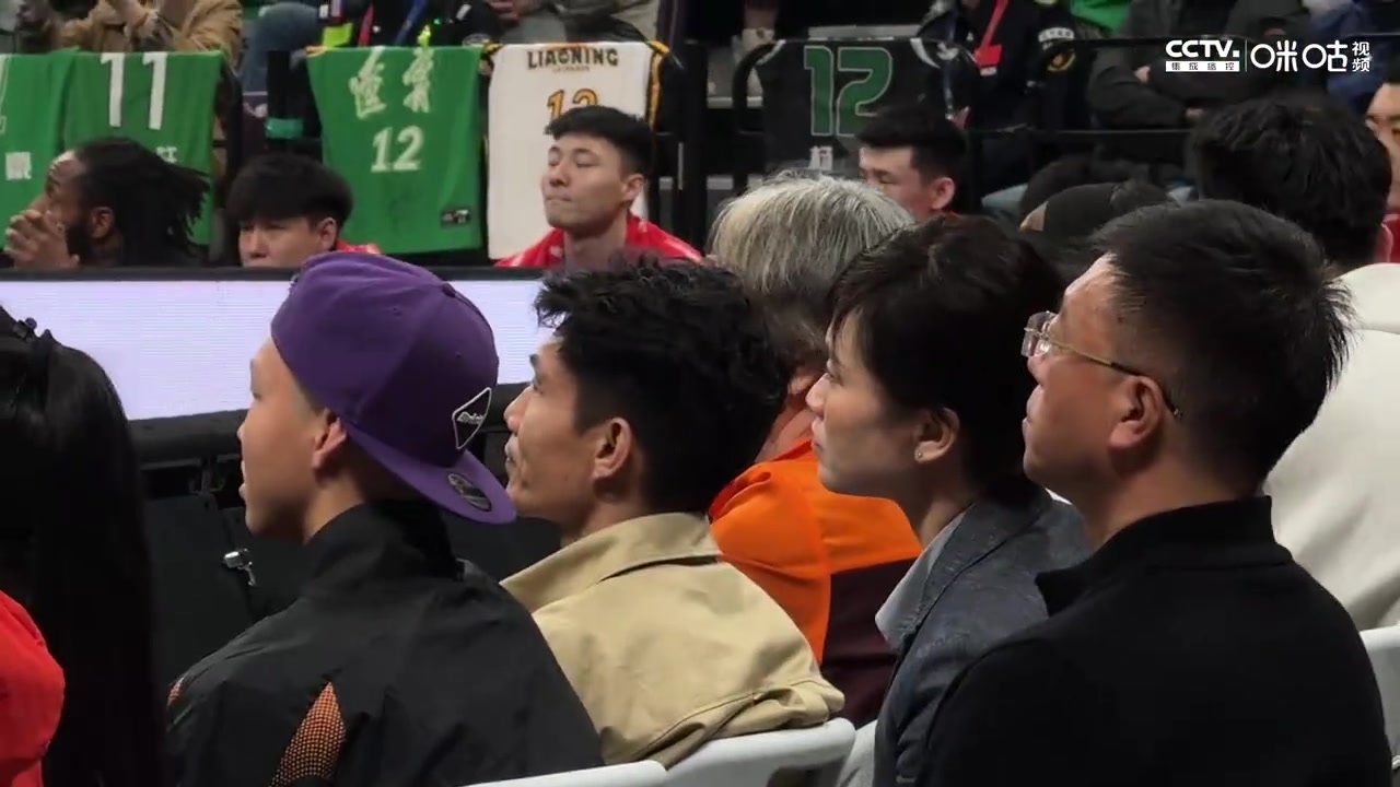 金年会辽宁人！前国足队长、亚洲足球先生郑智现身观战辽宁VS广厦G3