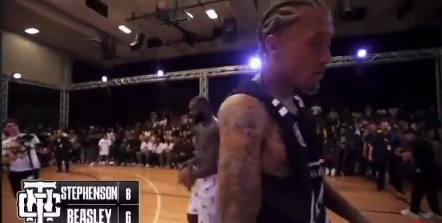 金年会体育师弟与比斯利单挑过程中与场边球迷爆发冲突✊🏿场面十分混乱