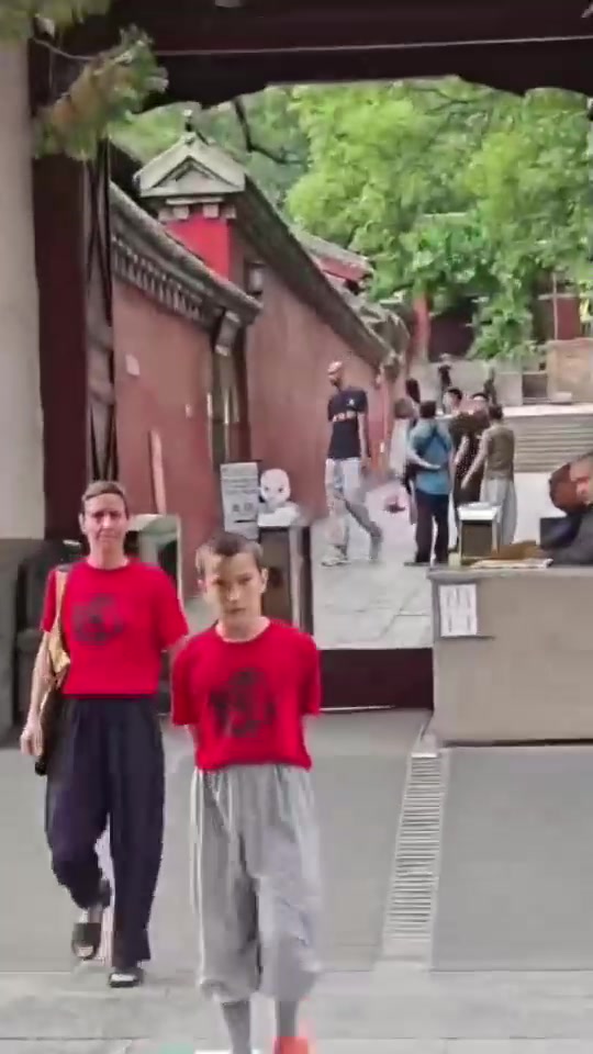 金年会金字招牌信誉至上真不出来了啊👀网友拍到文班还在少林寺内 这头看起来是真剃了